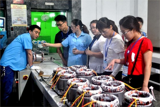 老师在皖南电机生产车间参观学习